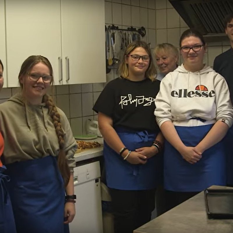 Jugendliche stehen in einer Küche