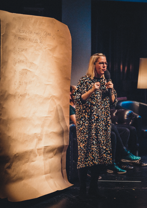 Katja Hofmann moderiert einen Poetry Slam Workshop